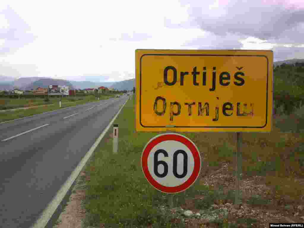Putokaz na ulazu u mostarsko naselje Ortiješ sa ćiriličnim natpisom 2014. i bez njega 2023.