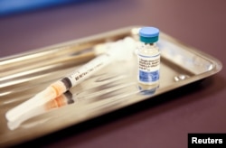 Bočica vakcine protiv ospica, zaušnjaka i rubeole (MMR).