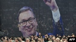 Pristalice Srpske napredne stranke ispred ogromnog transparenta sa likom predsednika Srbije Aleksandra Vučića tokom političkog mitinga Srpske napredne stranke (SNS) u Štark areni u Beogradu 2. decembra 2023.