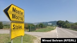 Na jednom putokazu postoji natpis na ćirilici, a na drugom nedostaje