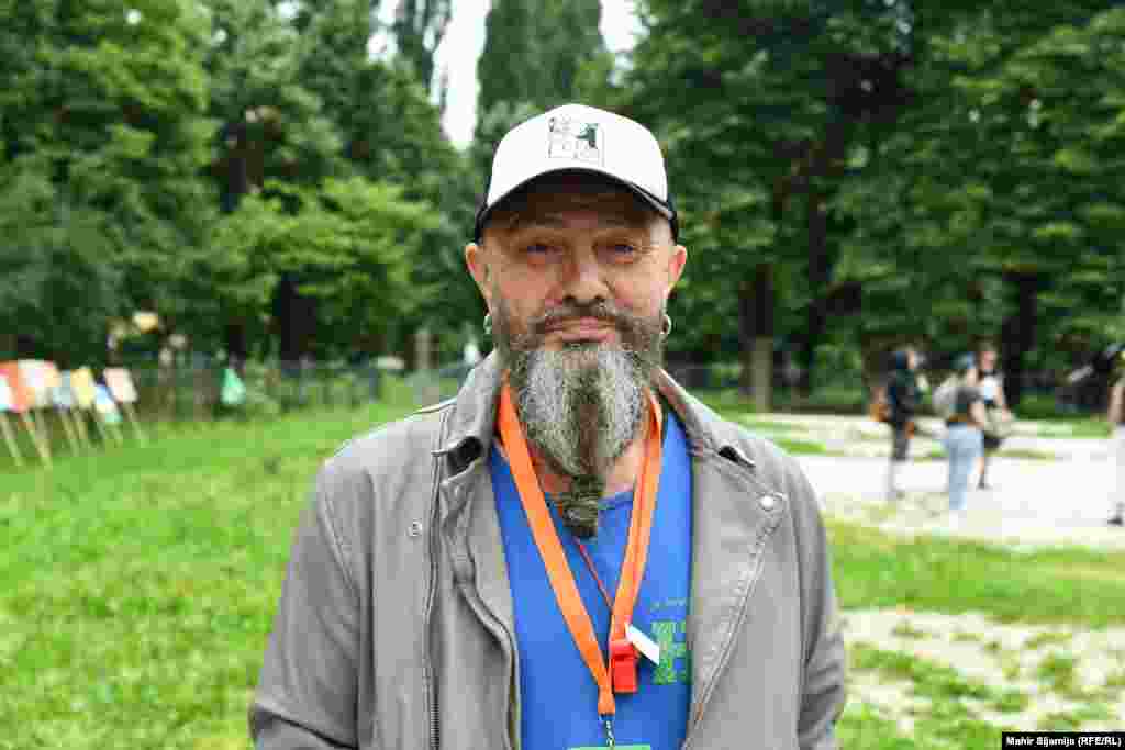 Ovogodišnju povorku podržao je i muzičar i umjetnik Srđan Jevđević zvani Gino, inače frontmen benda Kultur Shock. "Sloboda je kad smo svi slobodni. Sloboda je pravo. Sloboda je objektivna kategorija. Ono što nema nikakve veze s ličnim mišljenjem. Sloboda je nešto s čime se rodimo i s čime treba da umremo", poručio je Gino i dodao da nema važnijeg događaja od Povorke ponosa. Podsjetio je da je još '80-ih u Sarajevu "počeo s LGBTIQ+ pravima i donekle je bilo lakše tada".