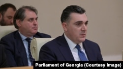 საგარეო საქმეთა მინისტრი ილია დარჩიაშვილი (მარჯვნივ) პარლამენტში