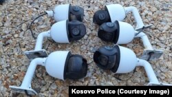 Fotografija Policije Kosova na kojoj se vide uklonjene kamere iz Zubinog Potoka, 28. decembra 2023.