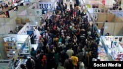 سیوچهارمین نمایشگاه بینالمللی کتاب تهران بهرغم تحریم گسترده از سوی دهها ناشر شناختهشده از ۲۰ اردیبهشت آغاز به کار کرد