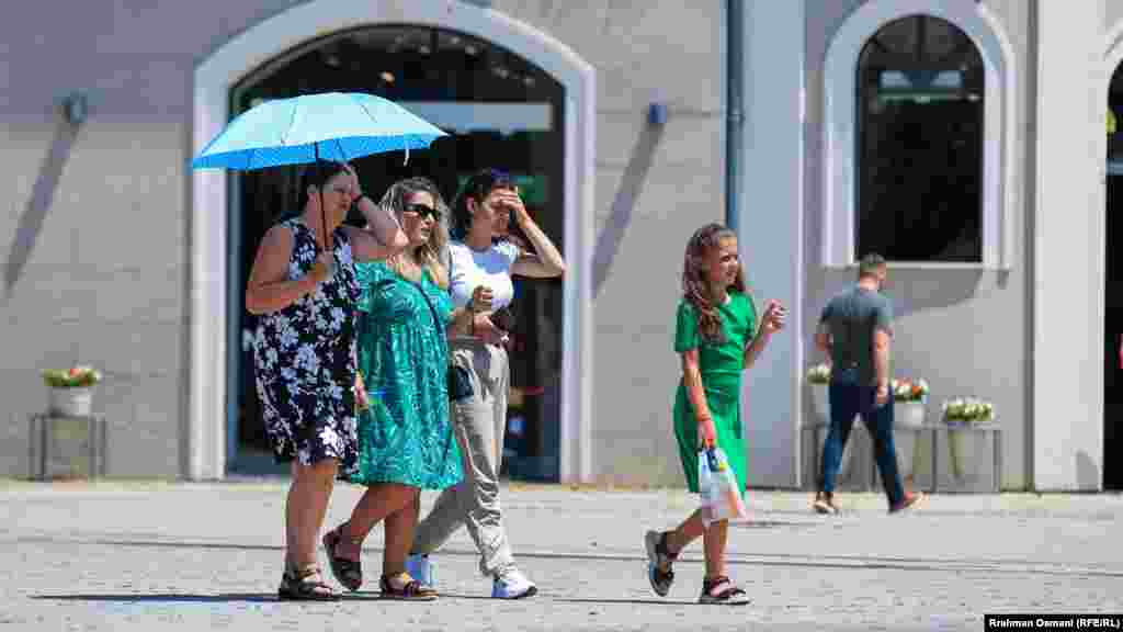 Ministarstvo zdravlja naložilo je građanima da nose laganu odeću, piju dosta vode, izbegavaju slatka pića, otvaraju prozore, smanje upotrebu elektronskih uređaja i ostaju u hladu