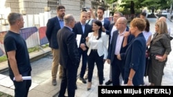 Opozicija koja organizuje proteste protiv nasilja podnela zahtev za vanredne izbore ispred zgrade Predsedništva Srbije,11. septembra 2023.
