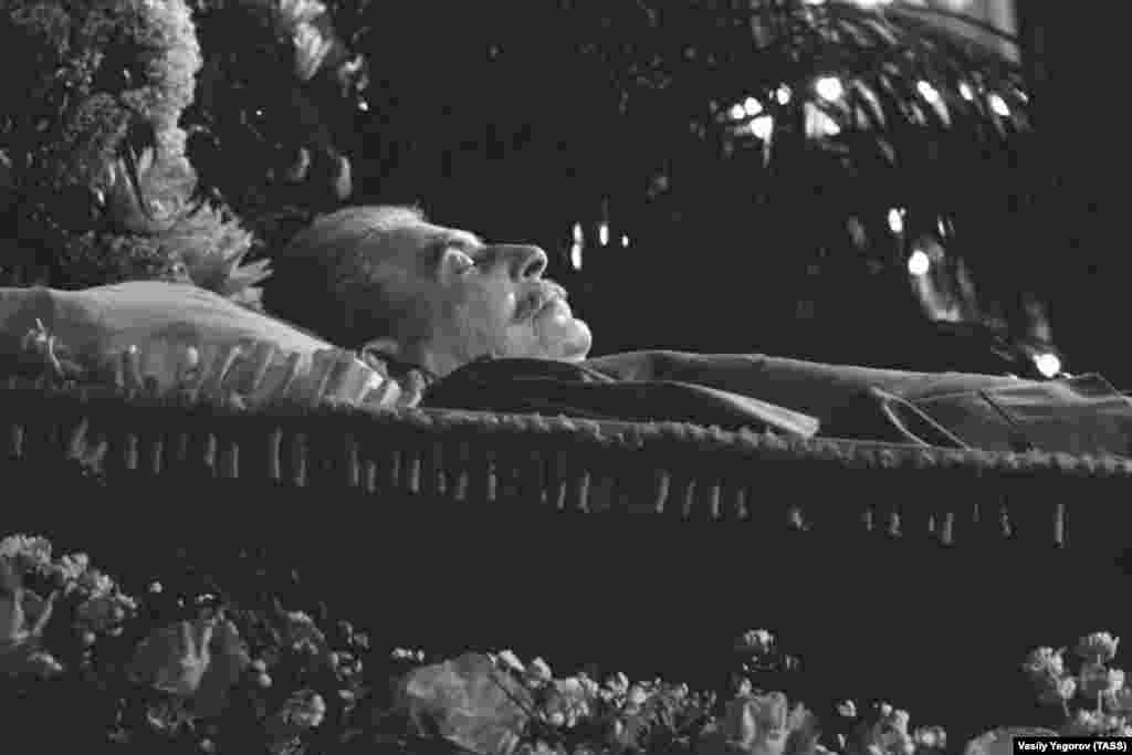 Staljinovo tijelo bilo je izloženo u Domu sindikata do 9. ožujka, a potom izneseno na Crveni trg.
