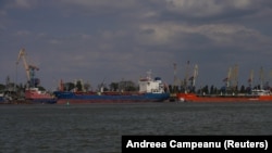 Fotoarhiv: Pogled na Izmail, ukrajinsku luku na Dunavu iz rumunskog grada Plauru, 5. septembar 2023.