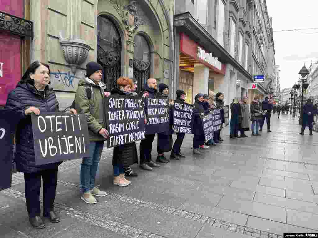 Stajanje u tišini i imena otetih i ubijenih putnika iz voza 671 na pruzi Beograd - Bar.  Nevladine organizacije i aktivisti u centru Beograda obeleželi su tri decenije od zločina u Štrpcima.