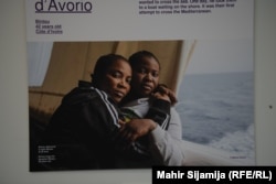 Bintou u zagrljaju s kćerkom Miriam. Detalj s izložbe u Sarajevu, 23. april 2024.