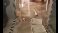 Prolaz na aerodromu kroz plastične kante  Prolaz na aerodromu kroz plastične kante