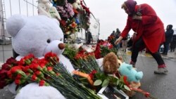 Ljudi donose cvijeće i igračke ispred koncertne dvorane Crocus City Hall nakon smrtonosnog napada u petak, zapadno predgrađe Moskve, 23. marta.