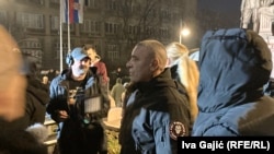 Učesnik na desničarskom protestu nosi obeležja ruske privatne plaćeničke vojske "Vagner", Beograd, 15. februar 2023.