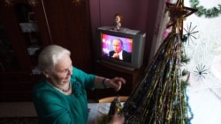 Ёлка, оливье и телевизор Ёлка, оливье и телевизор