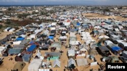 Raseljeni Palestinci koji su napustili svoje kuće zbog napada Izraela u šatorskom kampu u Rafahu, 14. februar 2024.