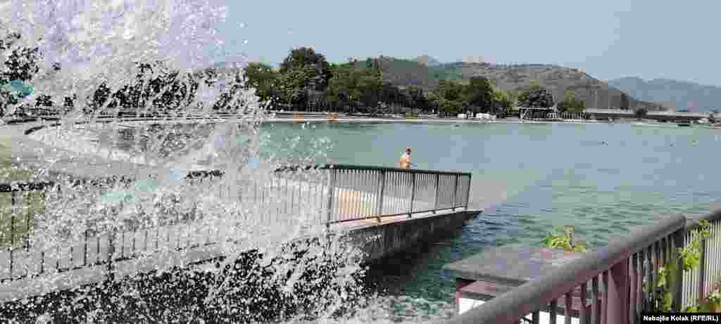 Pojedini građani Trebinja toplo vrijeme iskoristili su za bazen. 