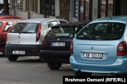 Automobili sa KM tablicama (Kosovska Mitrovica) u Severnoj Mitrovici.