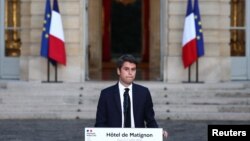 Gabriel Attal u obraćanju medijima u Parizu, 7. jula 2024.