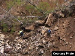 ჩამოცვენილი ქვები ჩუმათელეთი-ხევის მონაკვეთზე