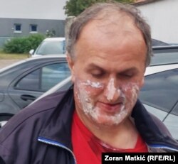 "Uzeo sam aparat i počeo gasiti, ali nije bilo šanse, sve je brzo planulo, jer tu su papiri, štofovi, sve lako zapaljivo", kaže Miroslav Mikić