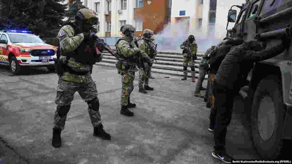 Силовики обстежують кожен закуток, а коли «знаходять злочинців, затримують їх»