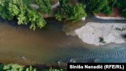 Ušće Crkvene u Vrbas u užem gradskom jezgru, u normalnom periodu, iznad vode je samo mali dio ade gdje je rastinje, Banjaluka, 17.7. 2024. godine