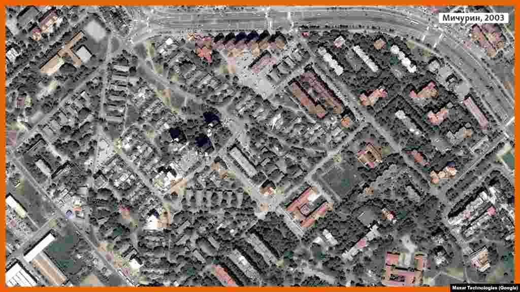 Mičurin, naselje nazvano po ruskom botaničaru, izraslo je od naselja niskih kuća i zgrada u atraktivnu lokaciju za izgradnju višespratnica. U posljednje dvije decenije broj stanovnika raste, a atraktivan je i zbog blizine centra Skoplja. 