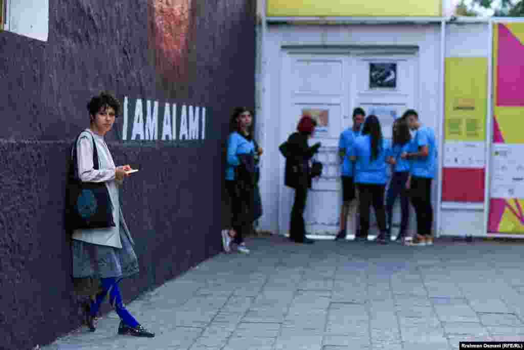 Florentina Walser je iz Švajcarske i odlučila je da cijelo ljeto 2023. provede u Prizrenu. Ona za Radio Slobodna Evropa kaže da su Dokufestovi bioskopi i lokacije posebni. Ali i političke teme i teme ljudskih prava kojima se bavi Dokufest u Prizrenu, koji je veoma tradicionalan grad na Kosovu, što je takođe izazvalo proteste. Sve je veoma političko, čak su i filmovi politički", kaže ona. 