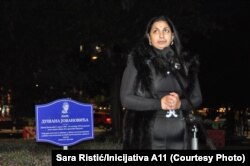 Sestra Dušana Jovanovića pored simbolične table u parku kod Trga Slavija, 18. oktobar 2023, Beograd