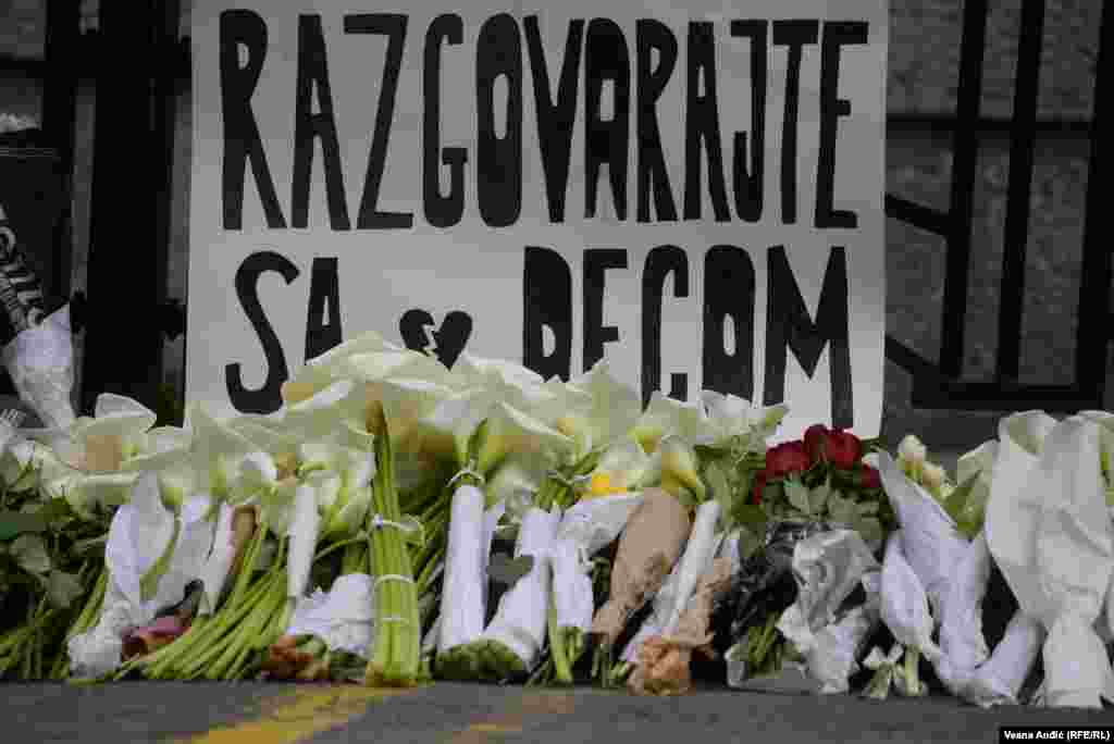 Cveće, sveće, ali i poruka "razgovarajte sa decom", ispred osnovne škole "Vladislav Ribnikar" - mesta masovne pucnjave, u kojoj je 3. maja 13-godišnjak ubio osmoro đaka i radnika obezbeđenja. Ranio je šestoro učenika i nastavnicu. 