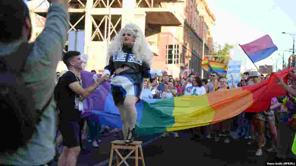 Ispred Vlade organizatori su naveli da u toj instituciji "pod ključem" stoji Zakon o istopolnim zajednicama. To je jedan od glavnih zahteva LGBTI+ zajednice u Srbiji.