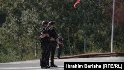 Pripadnici kosovske policije na putu koji vodi ka Banjskoj, 26. septembar 2023.