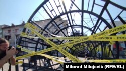 Instalacija gradske govornice u Banjaluci izlijepljena porukama protiv kriminalizacije klevete na protestima novinara, 18. juli 2023.godine