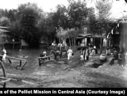 Lokalno stanovništvo pliva u Taškentu. Dva neidentifikovana člana francuske ekspedicije (krajnje desno) posmatraju ljetnji prizor.