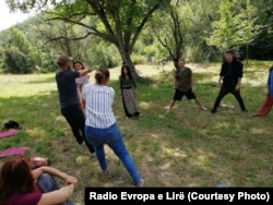 Suzana (treća s leva) sa učesnicima multietničkog kampa