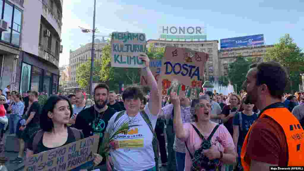 Održan je i minut ćutanja za žrtve masovnih pucnjava.