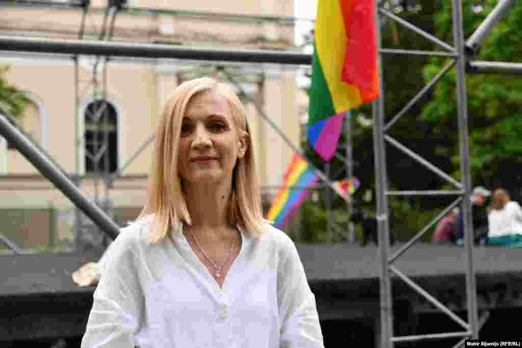 Duška Jurišić, zamjenica ministra za ljudska prava i izbjeglice BiH, došla je na Povorku ponosa, kako kaže, jer misli da je jako važno podržati LGBTIQ+ zajednicu, i to ne samo jedan dan, nego stalno. "I ja sam ponosna što se Povorka ponosa održava u BiH, u Sarajevu. Uvjerena sam da će za sve nas doći vrijeme kad će se ovo organizirati kao nešto uobičajeno, i to ne samo u Sarajevu, nego i u Banjoj Luci i Mostaru. Ja mislim da svim građanima BiH, koji žive u Sarajevu, ili bilo gdje drugo, i koji su dali podršku ovom događaju treba zahvaliti", poručila je Jurišić u izjavi za RSE.