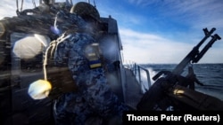 Pripadnik ukrajinske oblaske straže na patrolnom čamcu u Crnom moru, 7. februar 2024.