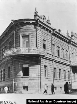 Rezidencija u Jerevanu je pomalo zbunjujuće opisana kao "zgrada premijera predsjednika Republike Jermenije".