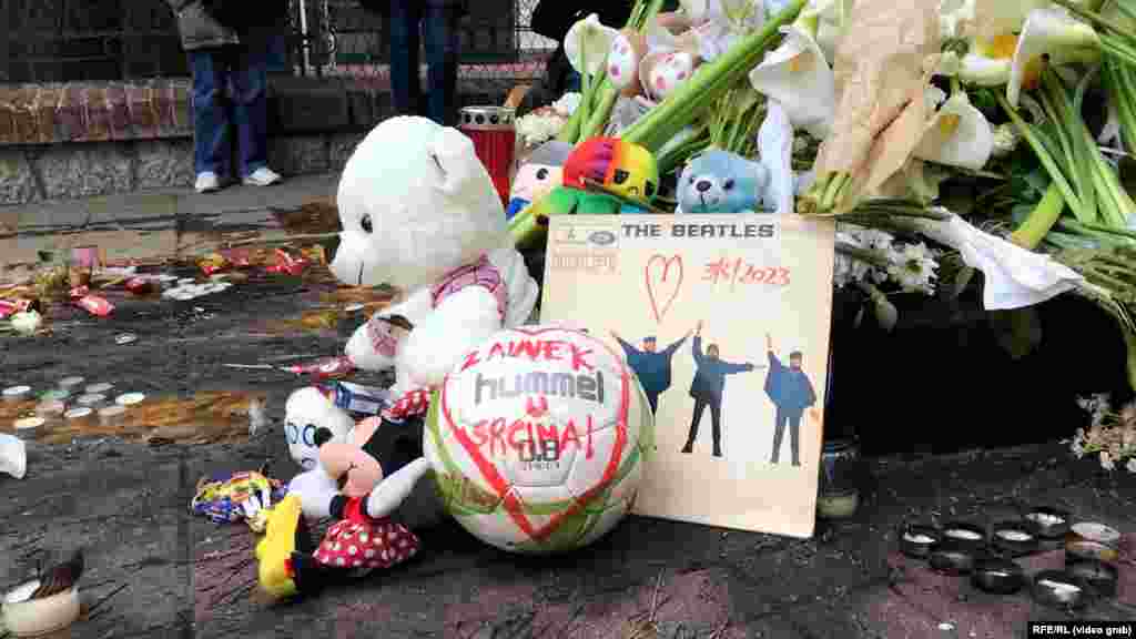 Pored cveća i plišanih igračaka, lopta sa porukom "zauvek u srcima".