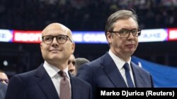 Povodom zahteva za formiranje prelazne vlade, predsednik Aleksandar Vučić je rekao "e nećete, majčini sinovi, dok sam živ", dok je premijer Miloš Vučević naveo: "Dok živimo i dišemo nećemo dati prelaznu vladu". Na slici Vučević i Vučić na skupu SNS u Beogradu, 2. decembra 2023.