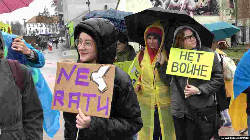 Učesnici antiratne šetnje u Novom Sadu su poručili da rat u Ukrajini ne vodi ruski narod, već predsednik Ruske Federacije Vladimir Putin i njegova vlada. Oni su nosili transparente na kojima zahtevaju prekid vatre i slobodu Rusima.