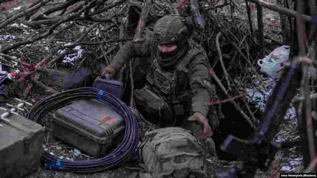 Ukrajinski vojnik izlazi iz skrovišta u blizini Avdijevke 20. februara kako bi lansirao dron. Ukrajinska vojska se povukla na pripremljene odbrambene linije nakon 17. februara i još je u dometu dronova od osvojenog grada. 