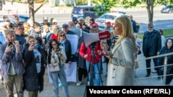 În unul dintre episoade, deputata Marina Tauber este acuzată că a intimidat judecătorii care l-au condamnat pe liderul partidului din care făcea parte, oligarhul Ilan Șor, protestând în fața instanței. 