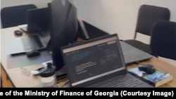 საგამოძიებო სამსახურის თანამშრომლებმა დაკავებულების სამუშაო სივრციდან ამოიღეს უცხოეთის მოქალაქეების პერსონალური მონაცემების შემცველი ინფორმაცია.