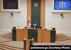 2023 წლის დეკემბერი. პარლამენტის საშემოდგომო სესიის ბოლო სხდომას ვიცე-სპიკერი ირაკლი ჩიქოვანი უძღვებოდა.