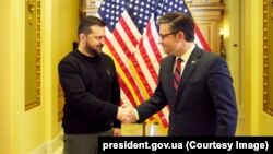 Ukrajinski predsjednik Volodimir Zelenski rukuje se s predsjednikom Predstavničkog doma američkog Kongresa Mikeom Johnsonom u Vašingtonu 12. decembra 2023.