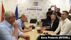 Sa pregovora Spajića (desno) sa liderima rasformiranog Demokratskog fronta (lijevo), 20. juli