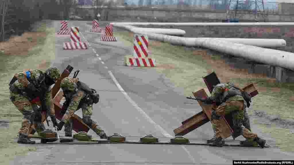 Відпрацювання дій, під час яких противник на бронетехніці спробує прорватися через український блокпост