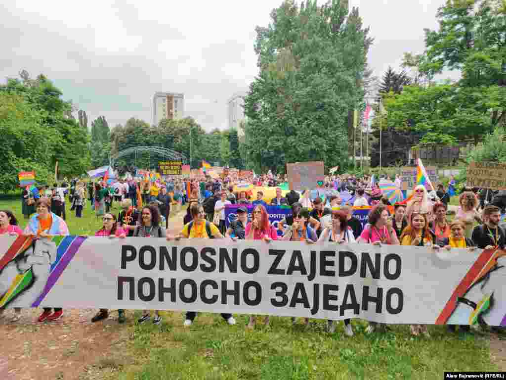 Slogan 4. povorke ponosa u Sarajevu je "Ponosno zajedno". 